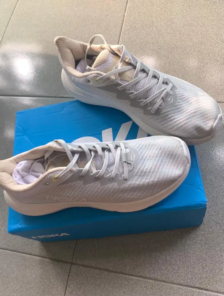 Sepatu running hoka