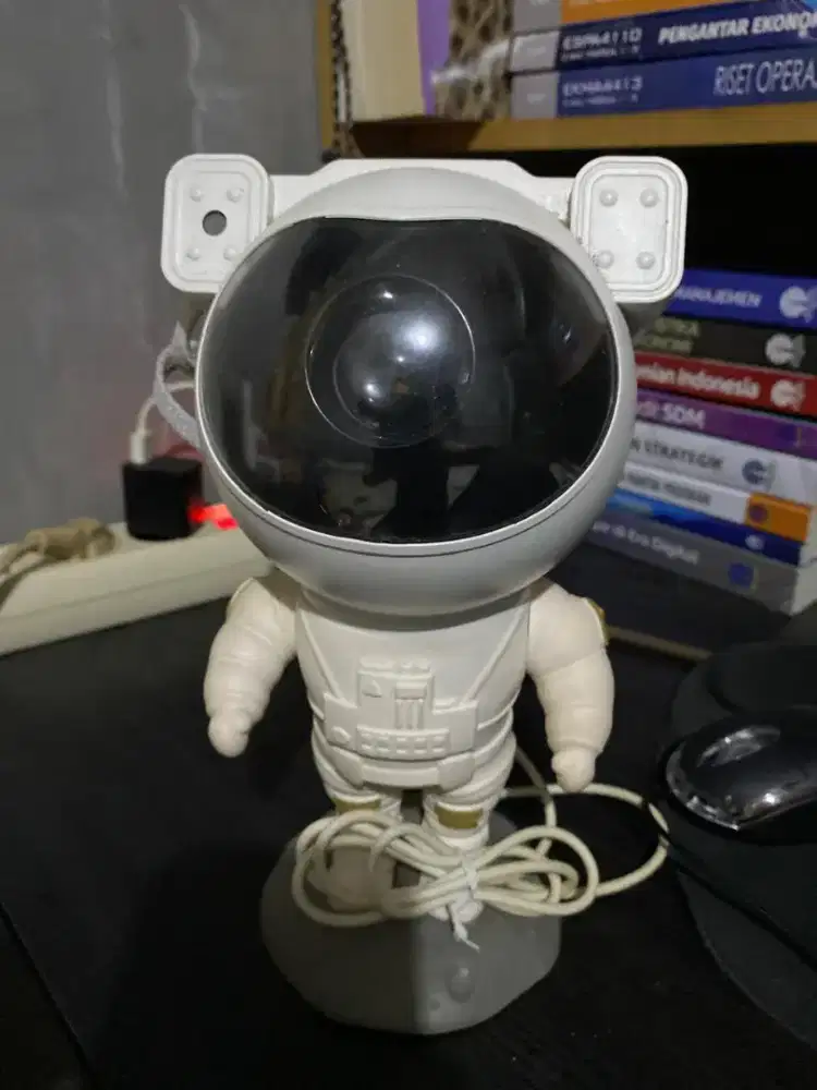 Lampu tidur aesthetic rasi bintang dan galaxy( bentuk astronot ) ada