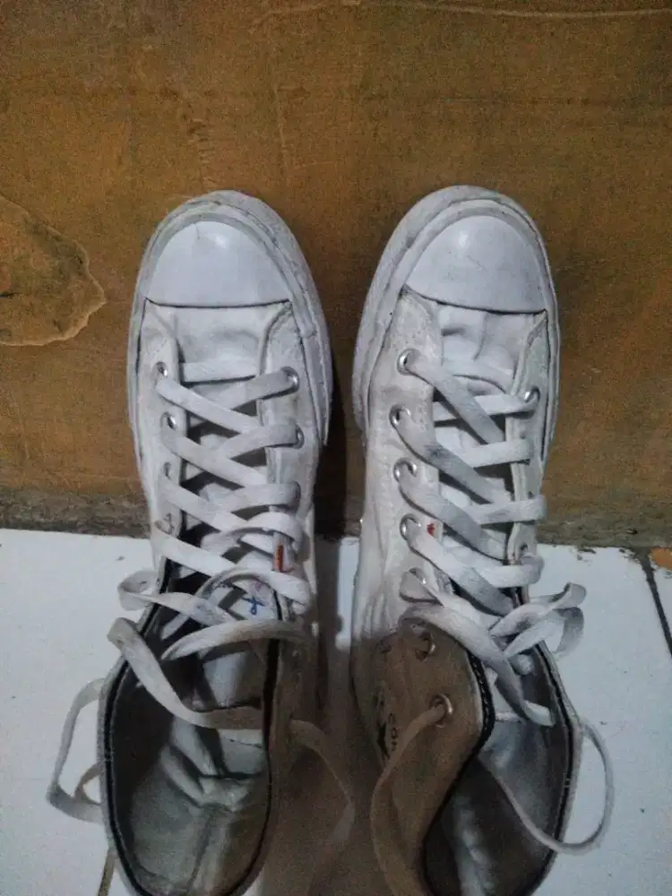 sepatu Converse putih