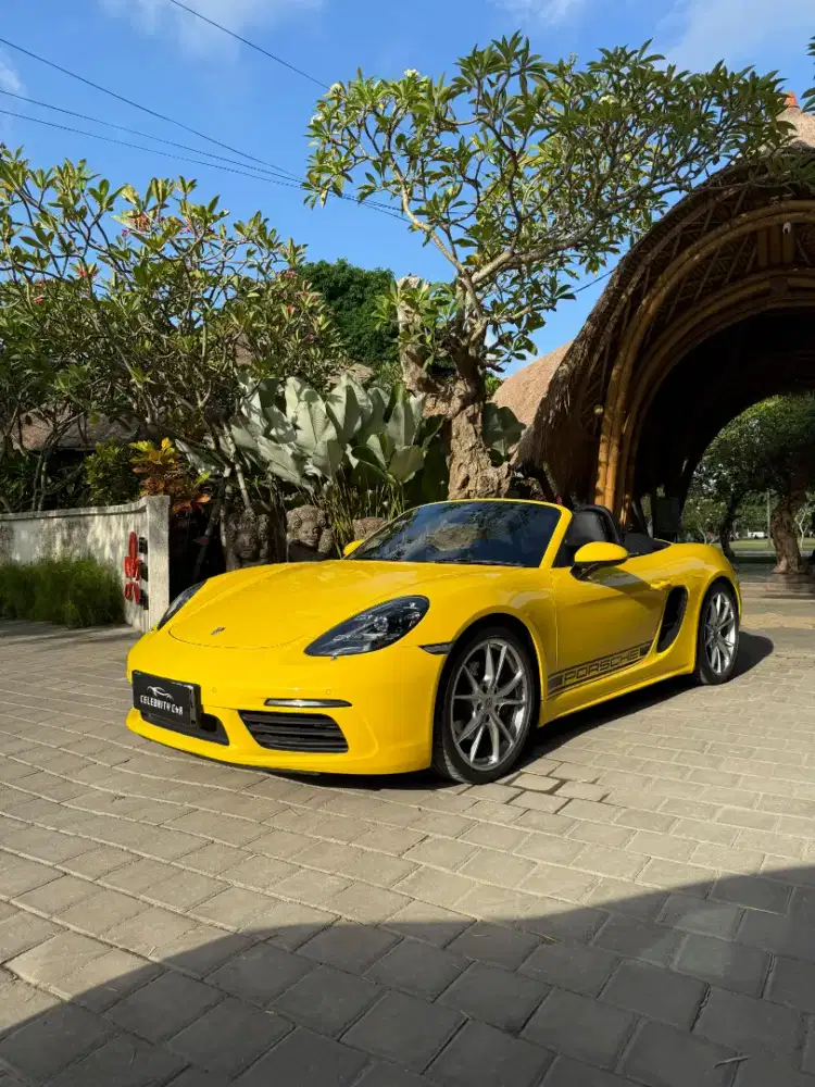KM 10.000 an Porsche 718 Boxster Racing Yellow 2017