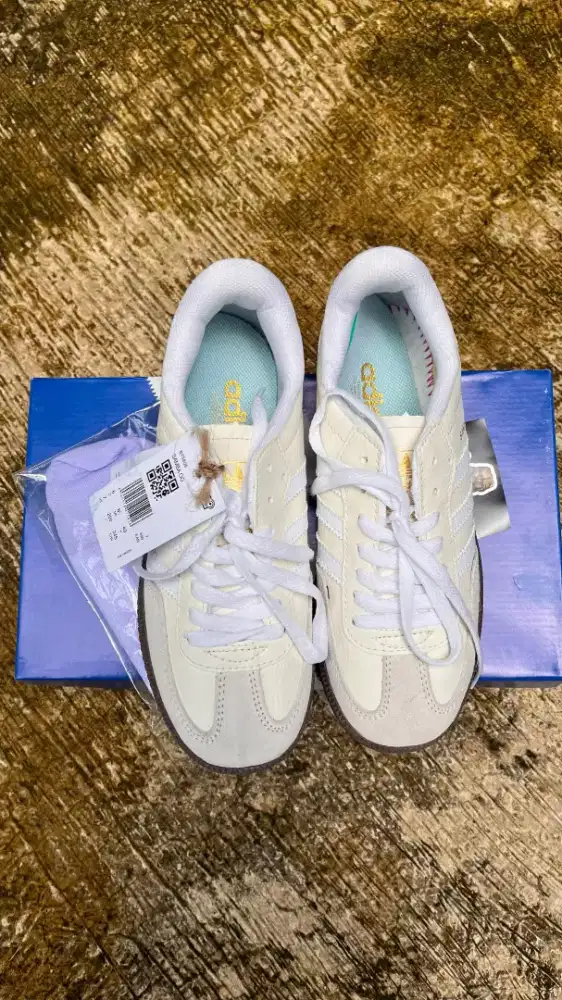 Sepatu sneakers adds