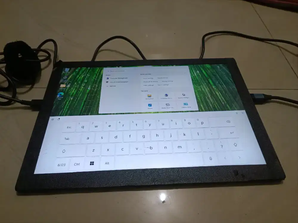 HP Spectre x2 Detachable i7-7560U Intel Iris Plus. ada minus