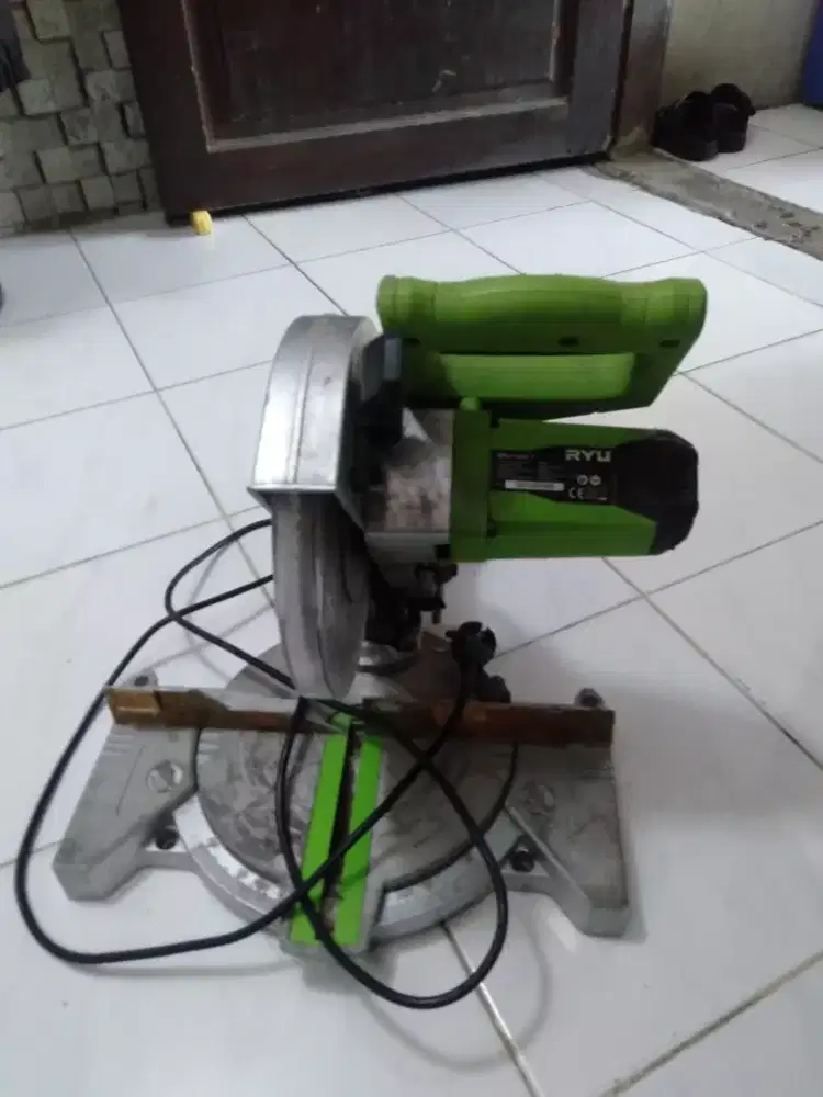 Mesin potong almunium