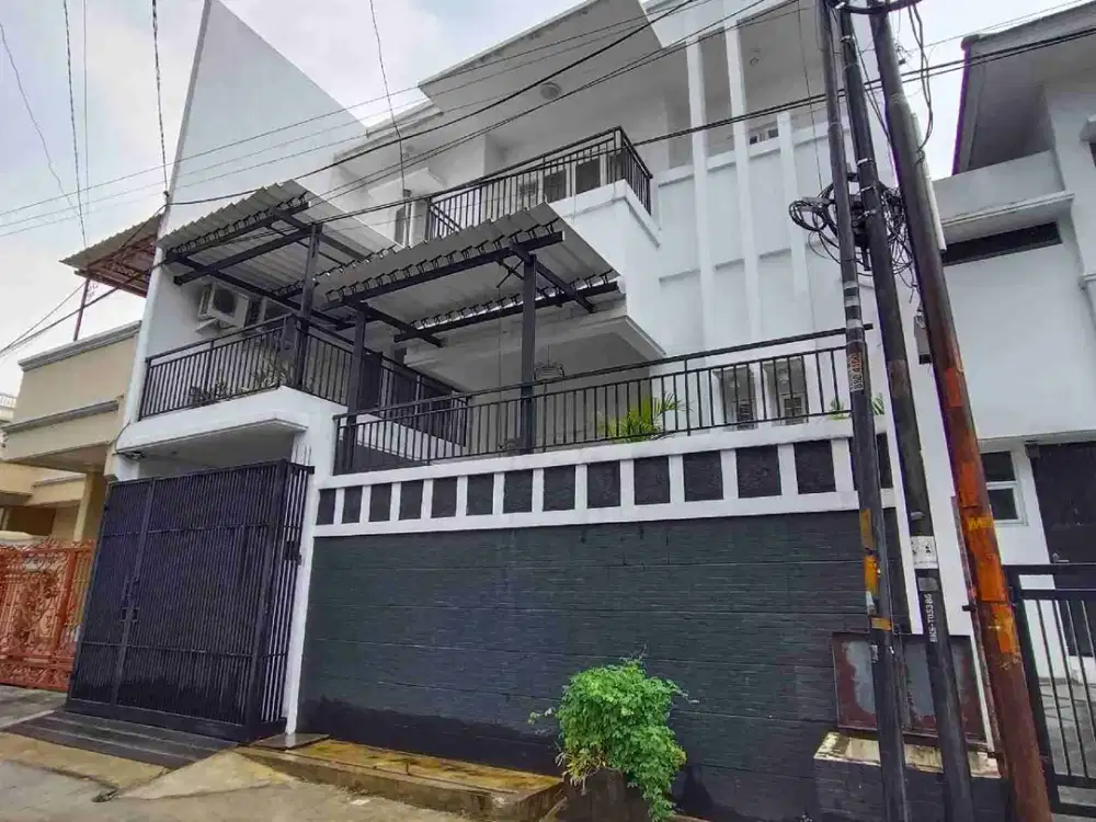 Dijual Murah Rumah 3 Lantai Sudah Renov di Taman Galaxy Bekasi
