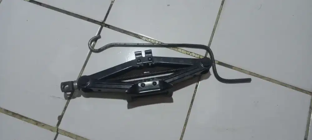 Dongkrak bawaan mobil