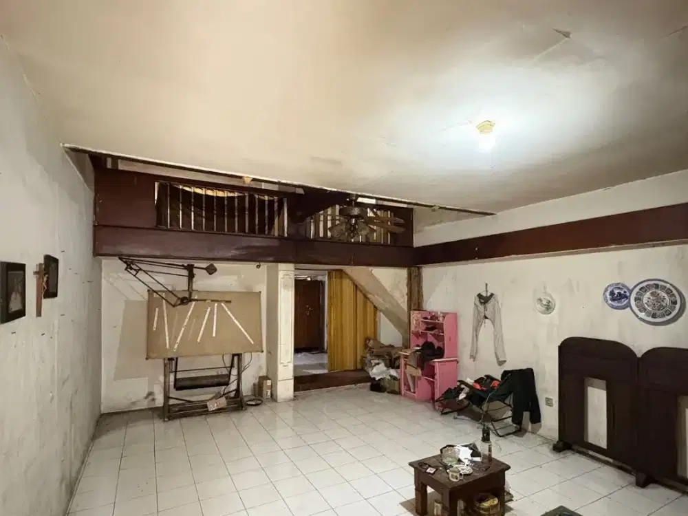 Dijual Rumah Tua Bentuk ngantong L di Batu Sari Kebon Jeruk