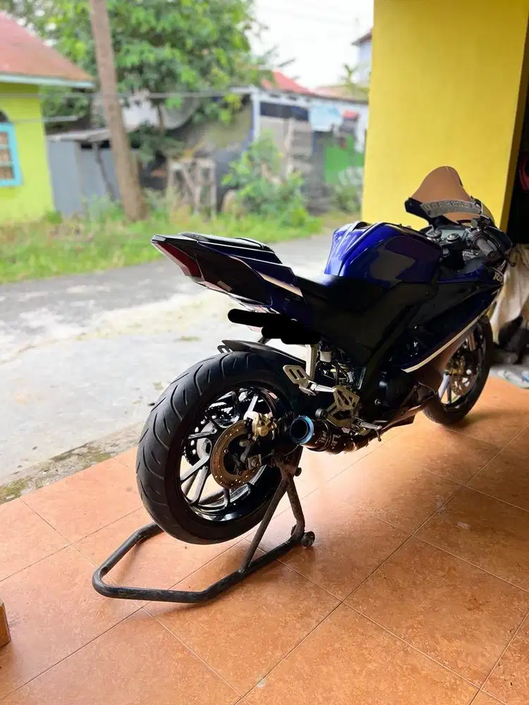 R15 V3 2018 + Helm KYT TTC Hitam