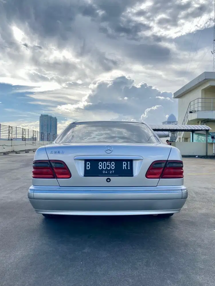 Mercedes-Benz E260 2001 Bensin