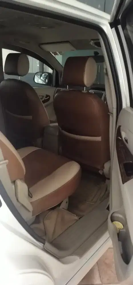 Dijual mobil bekas Toyota kijang Innova v