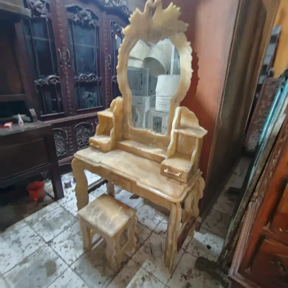 Meja rias giok antik