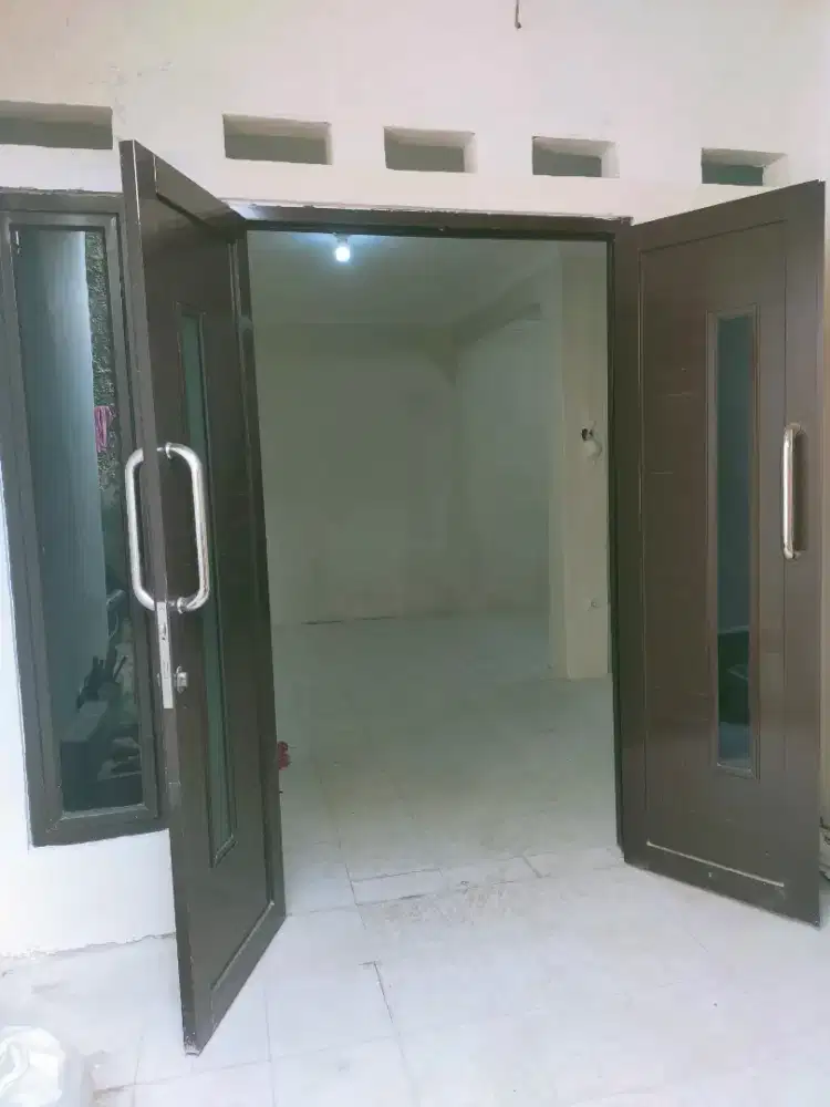 Disewakan Rumah Strategis Dekat Jalan Raya