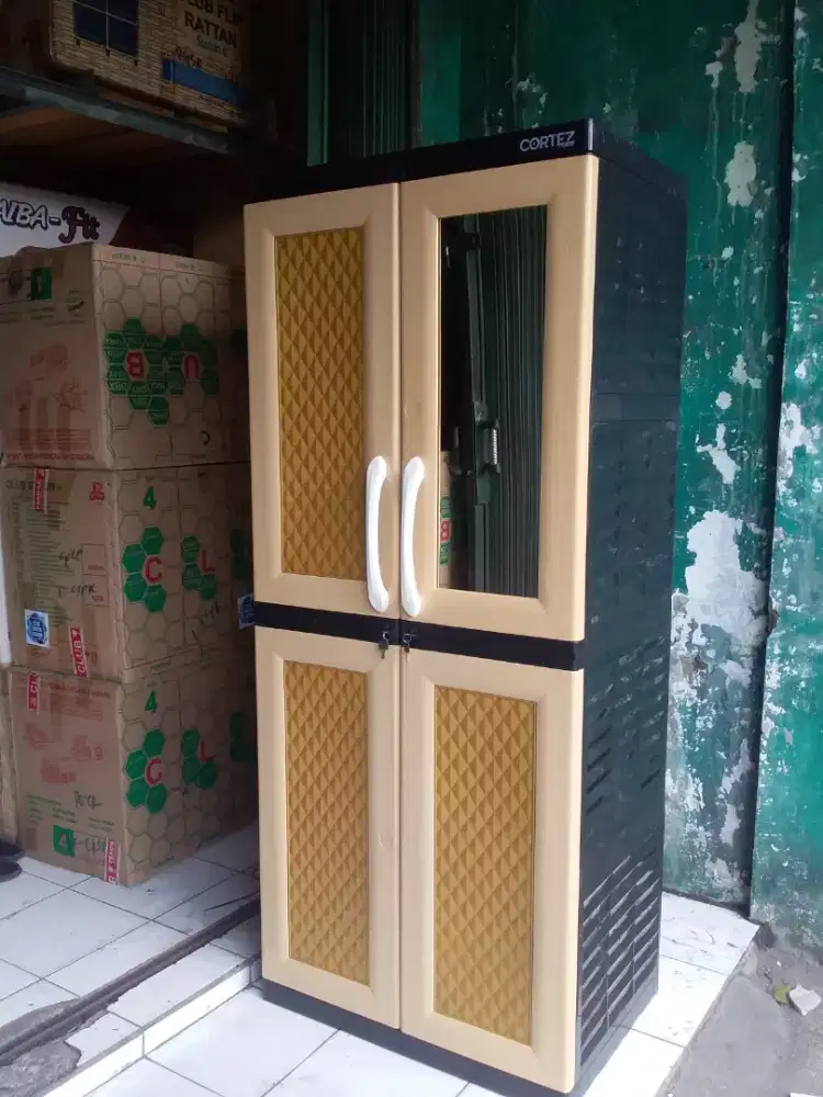 Lemari pakaian gantung