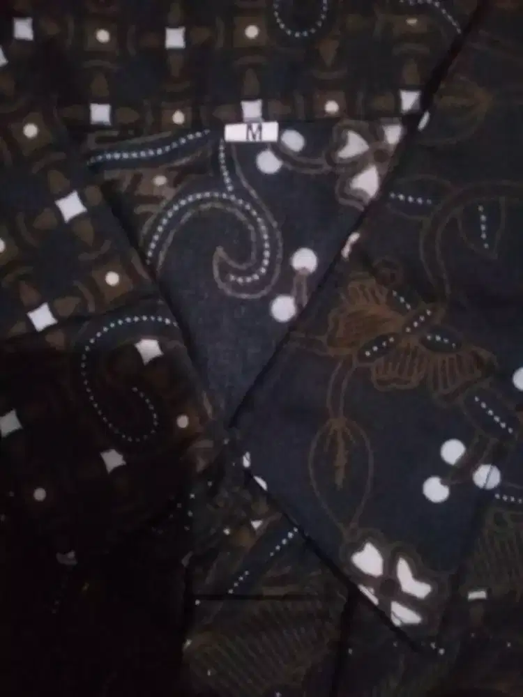 Celana jean/levis. Kemeja batik. Baju kaos