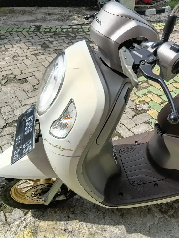 Jual honda scoopy prestige keyless putih tahun 2021