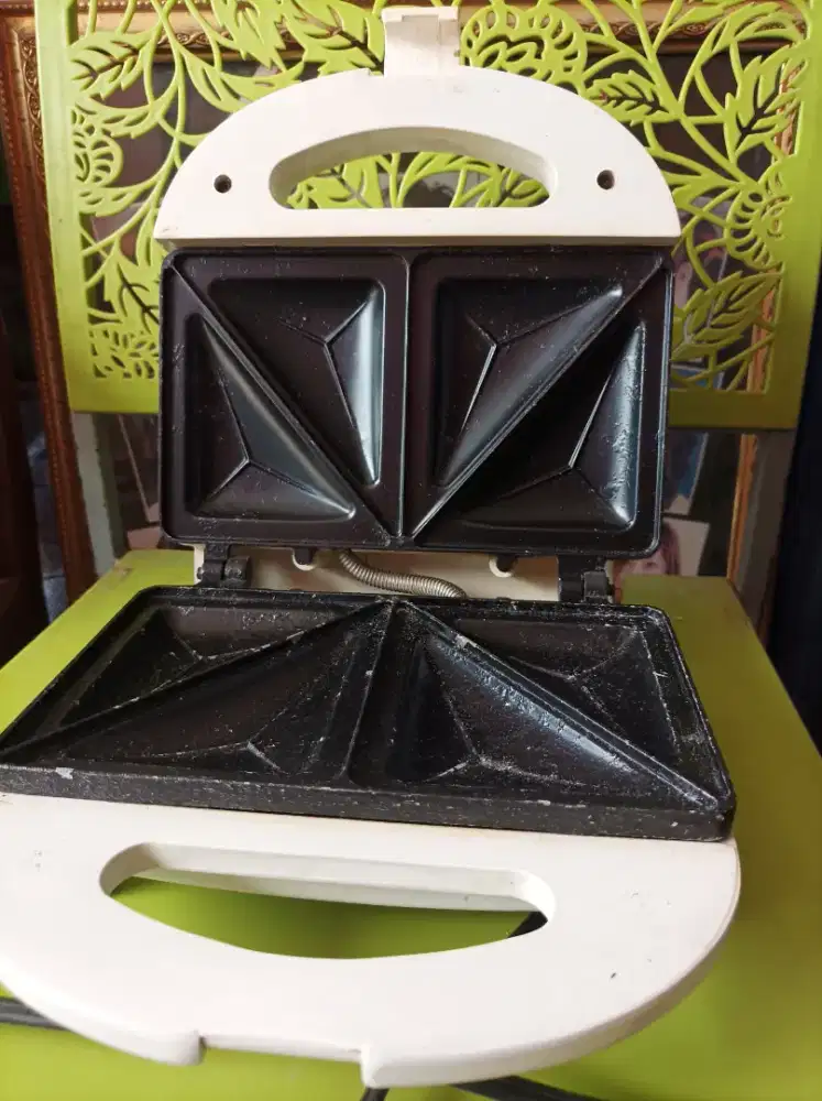 Pemanggang roti atau toaster merk Miyako tidak ada minus