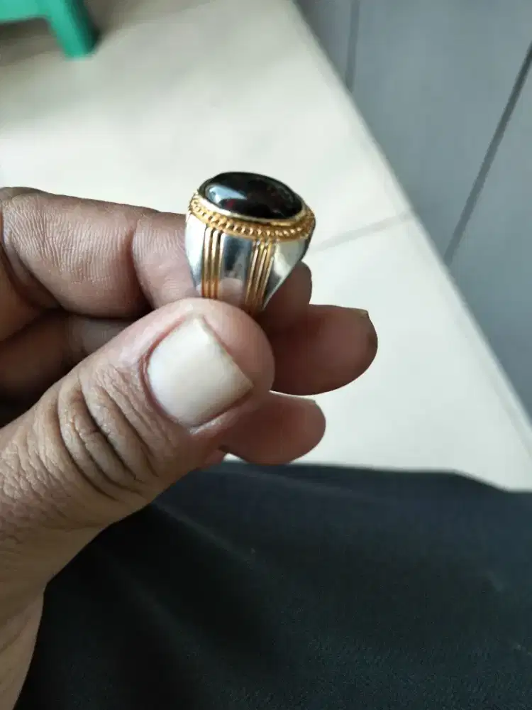 Batu cincin warna merah sama ijo