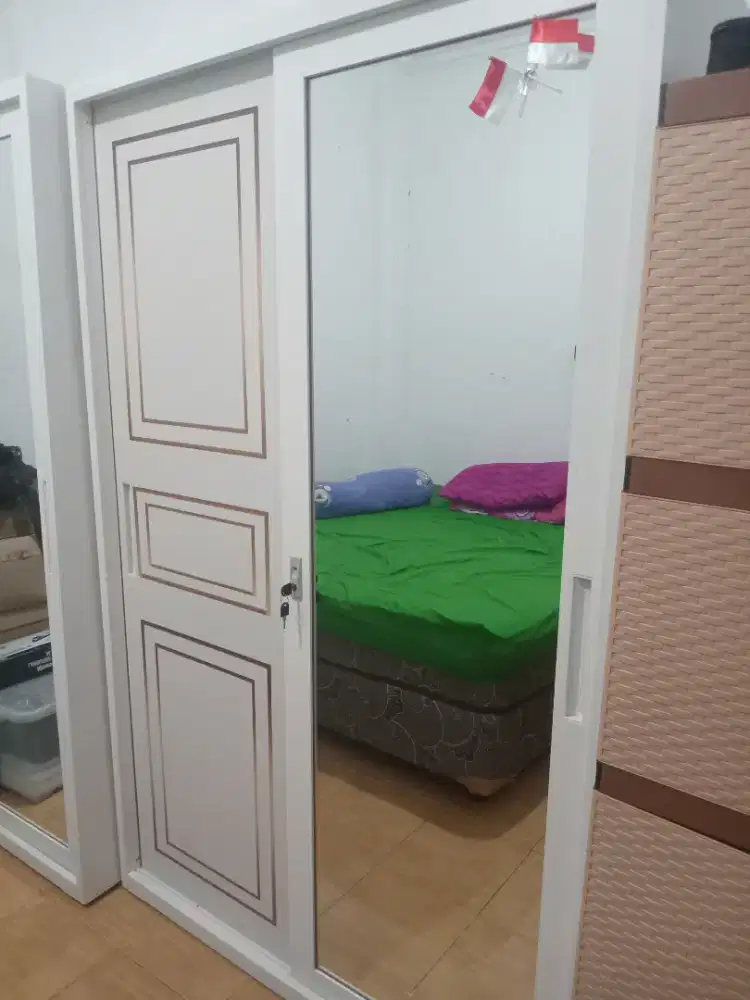 Lemari pakaian plat besi