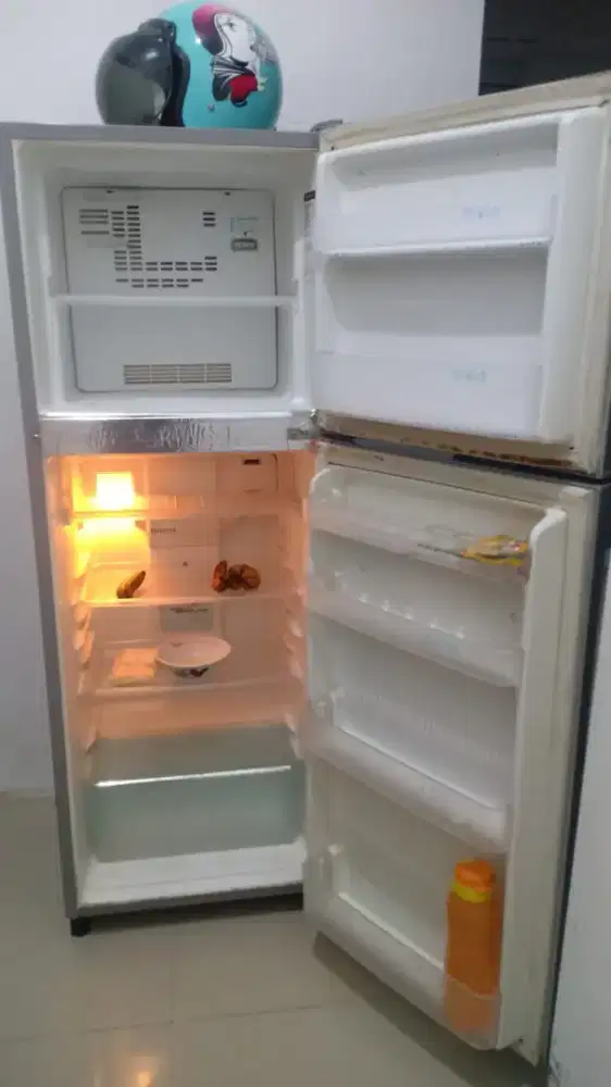 Di jual kulkas Toshiba 2 pintu standar masih orisinil pabrik