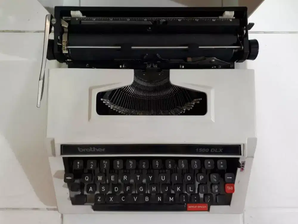 Mesin Ketik Brother 1500 Dlx Putih