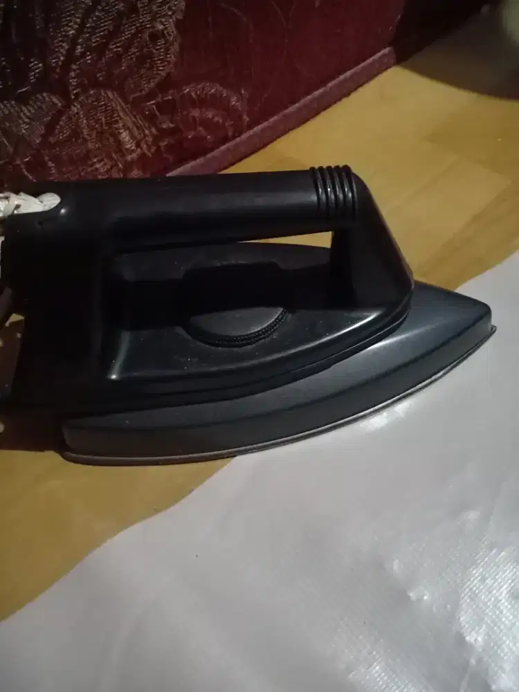 Setrika Listrik Anti Lengket – Panas Cepat, Rapi Sekejap!