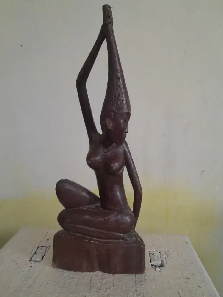 Patung PERAWAN MANDI ukir kayu keras ..tinggi 30 cm, lebar 12 cm