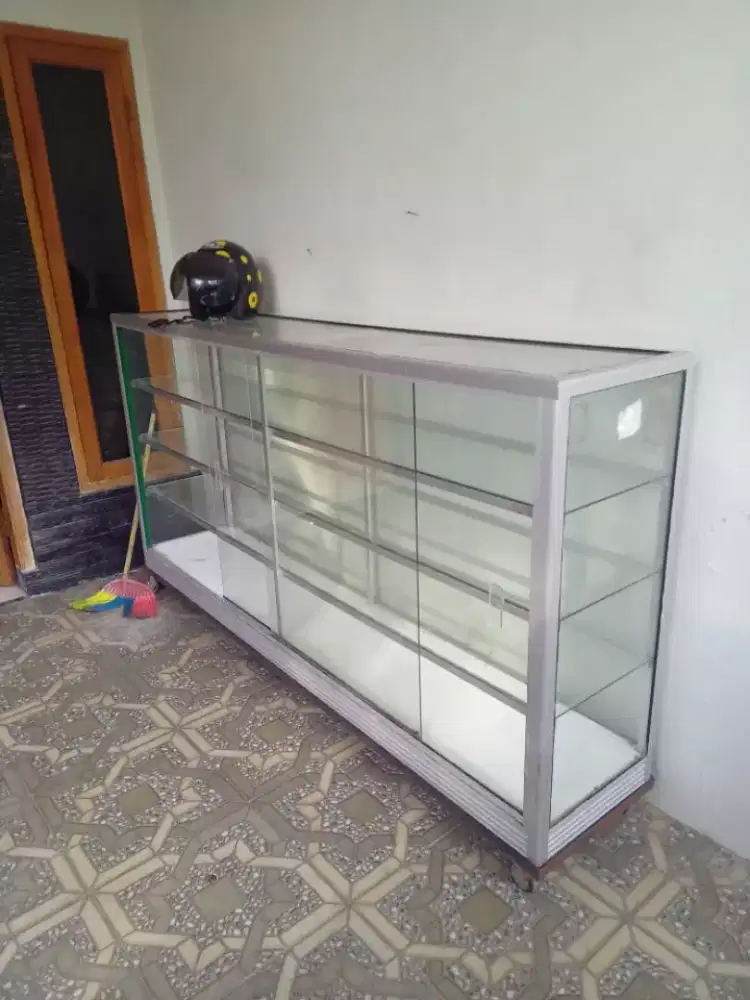 Etalase kaca 2 meter