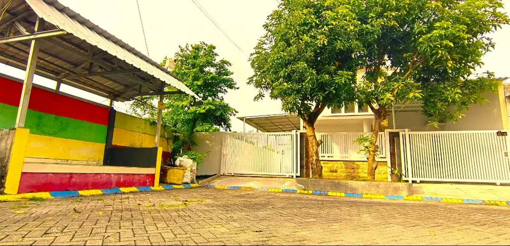 DISEWAKAN RUMAH (BANGUNAN BARU) DI PERUMAHAN SURYA REGENCY SIDOARJO