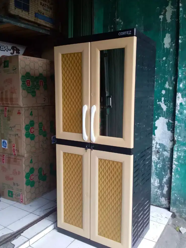 lemari pakaian gantung