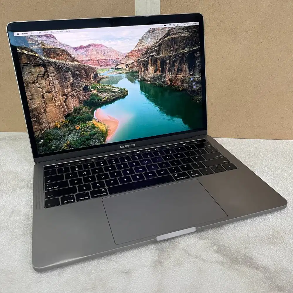 MacBook Pro 13 inch 2019 core i5 ram 8/256gb Four Thunderbolt