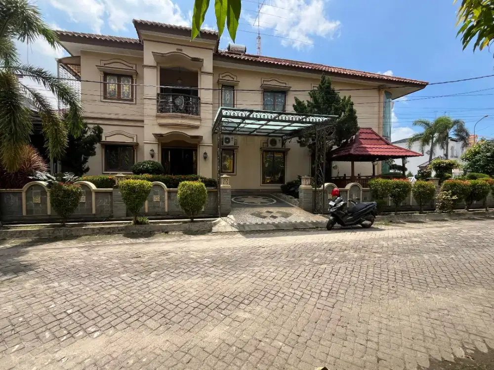 Dijual Rumah Mewah Fullfurnish  di Perumahan Grand Garden Celentang