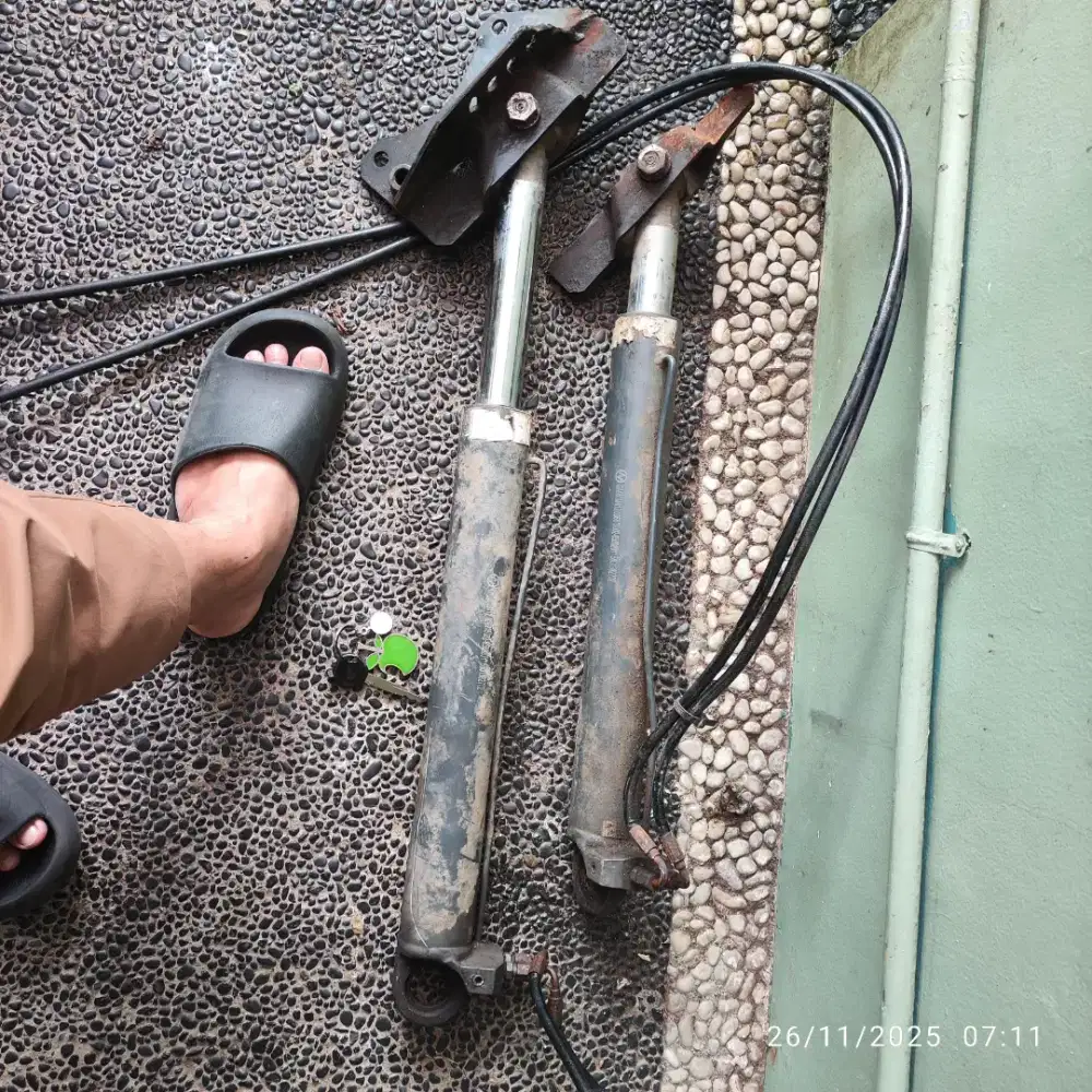 Sisa 2 unit Hidrolik Pengangkat Kabin Tronton 2 Ton copotan cina