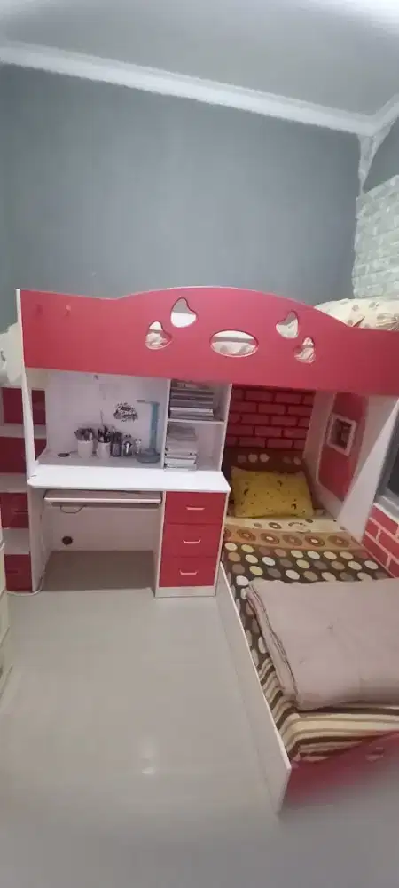 Tempat Tidur 2 bed dan Meja belajar