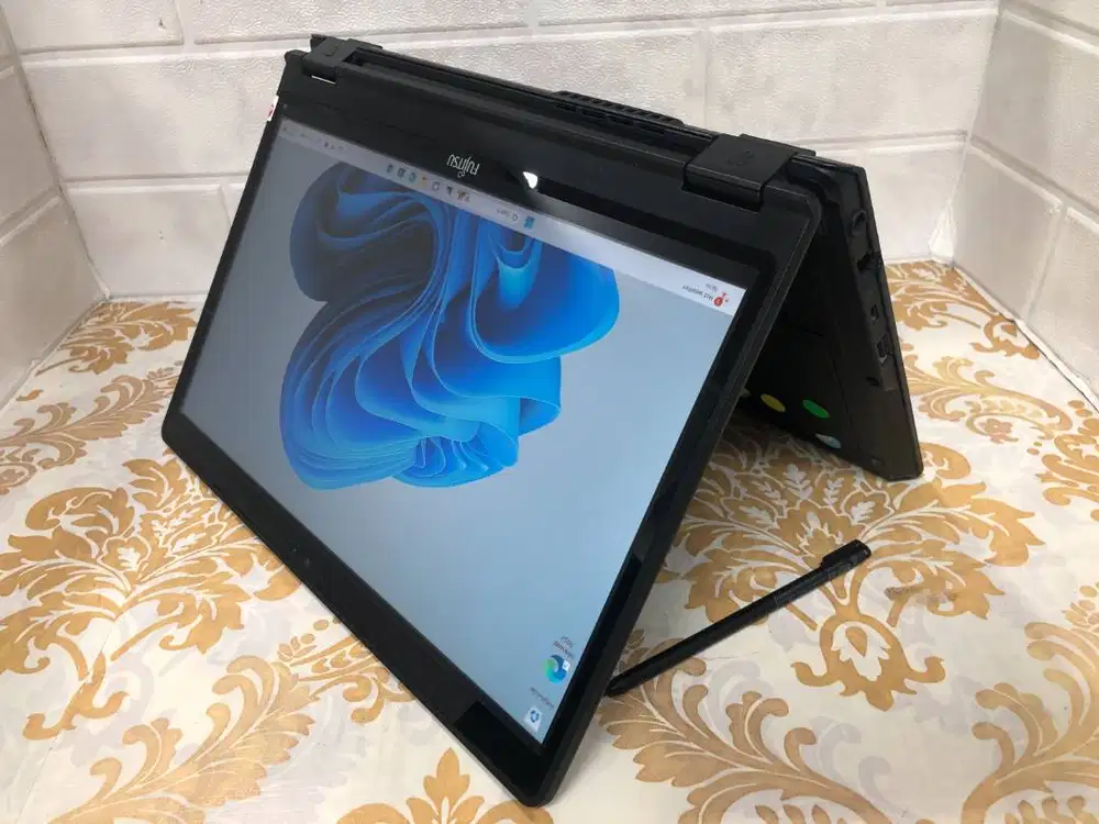 LAPTOP TABLET FUJITSU P727 CORE I7 GEN7 STYLUS PEN SIAP PAKAI