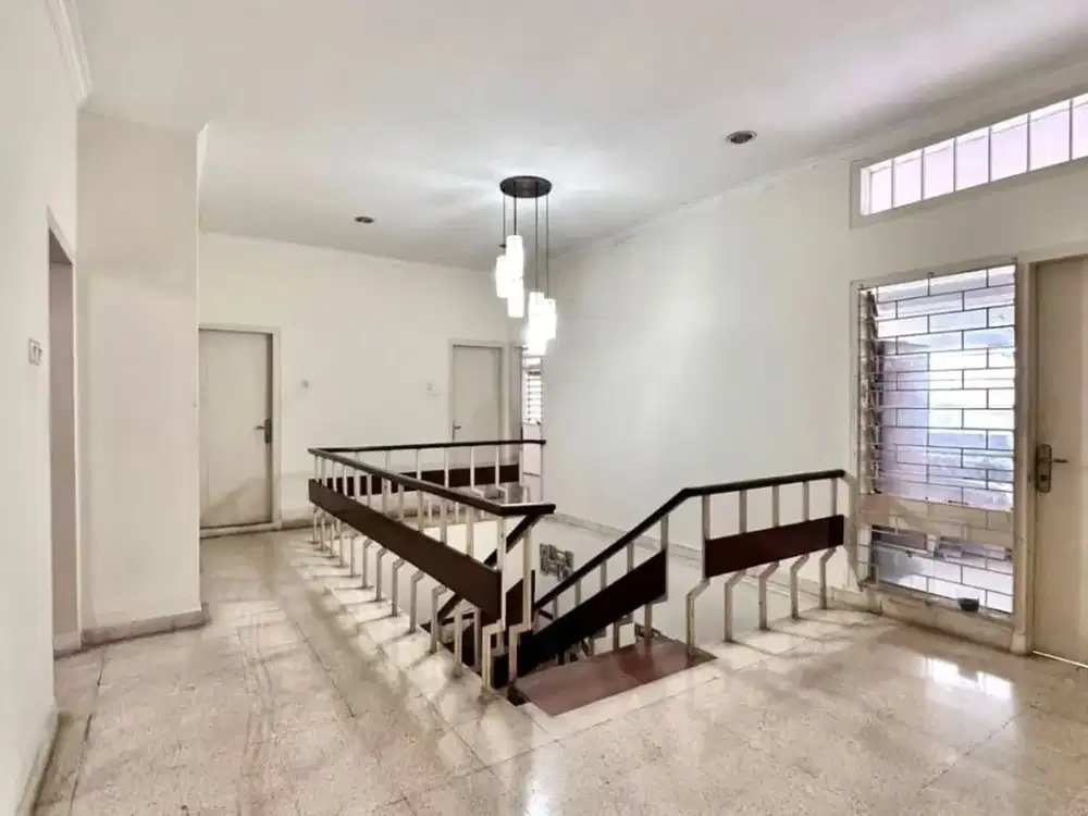 JUAL CEPAT  LOKASI PREMIUM KEBAYORAN BARU RUMAH LAMA TERAWAT, BANGUNAN  SUDAH DIMODIFIKASI UNTUK USAHA