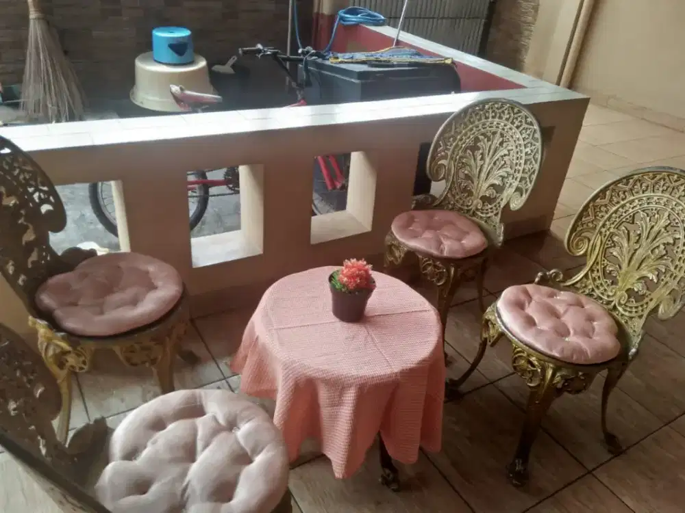 Kursi dan meja teras dari besi