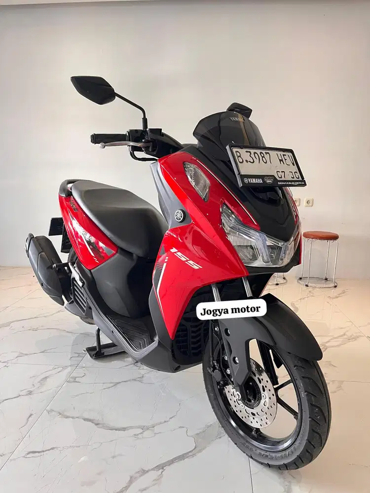 (B) Yamaha lexi Lx 155 tahun 2025