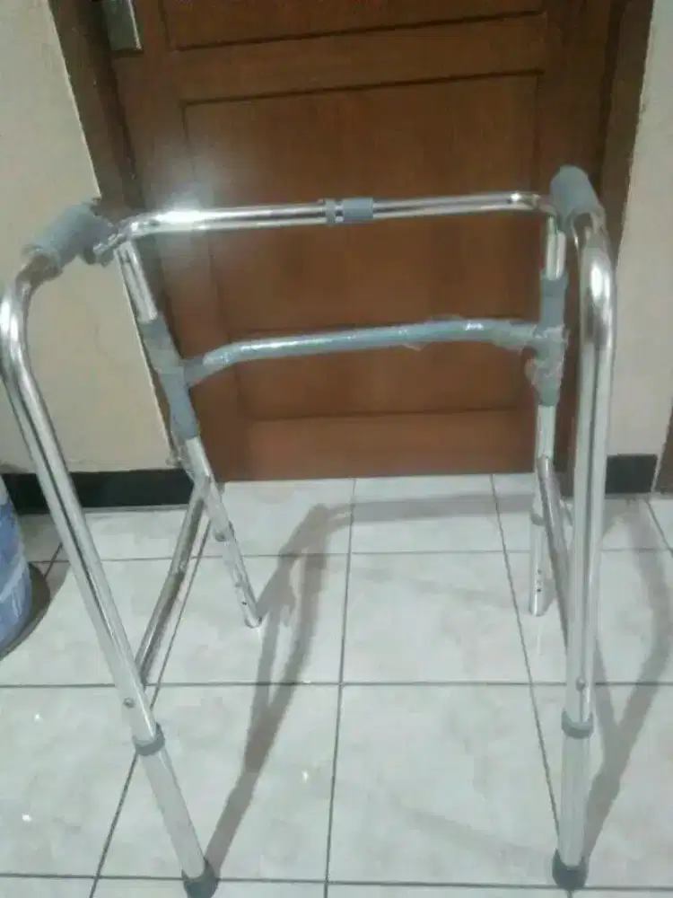 Walker alat bantu jalan