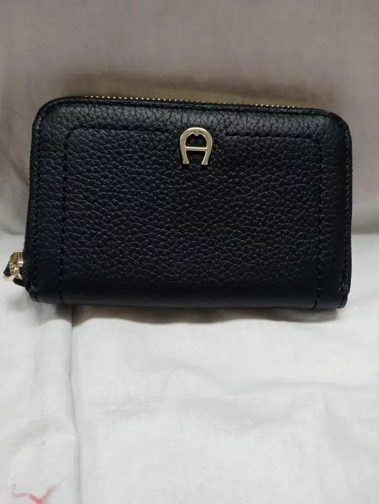 Dompet Hitam Aigner S