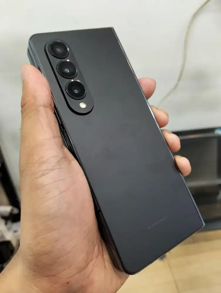 Samsung fold 4 256 gb minus layar dlm off