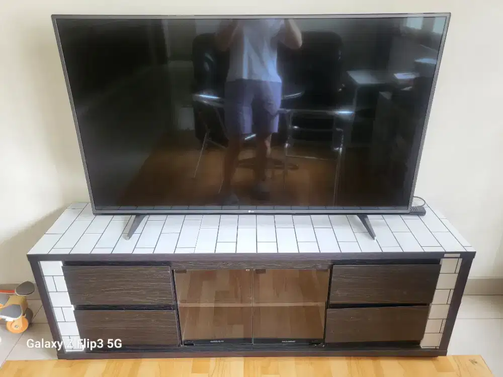 Tv, lemari, microwave, penanak nasi listrik