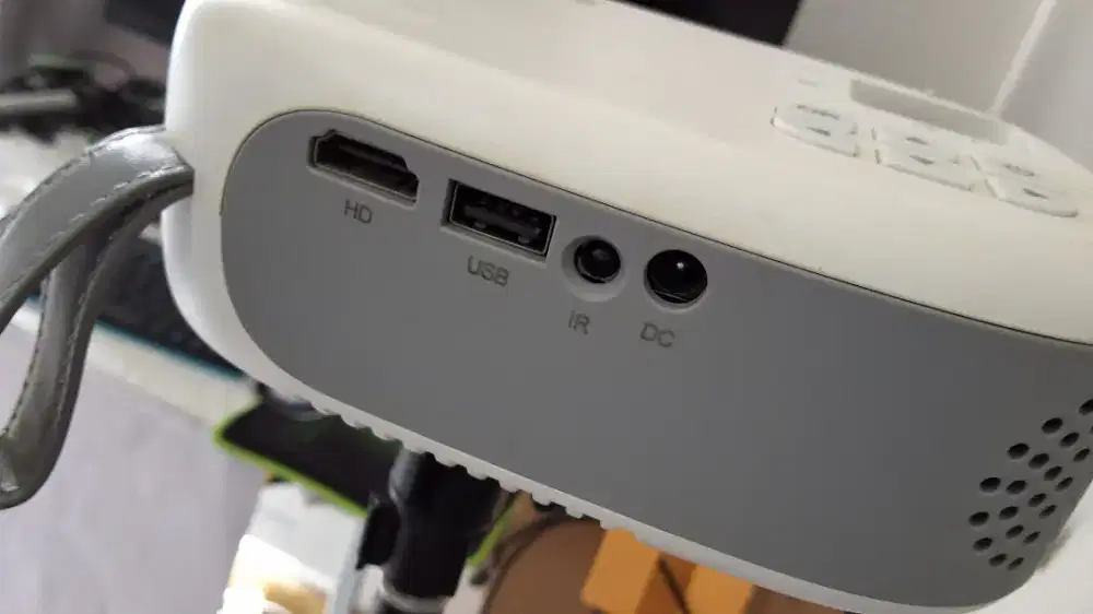 Eroc smart mini projector ni movi