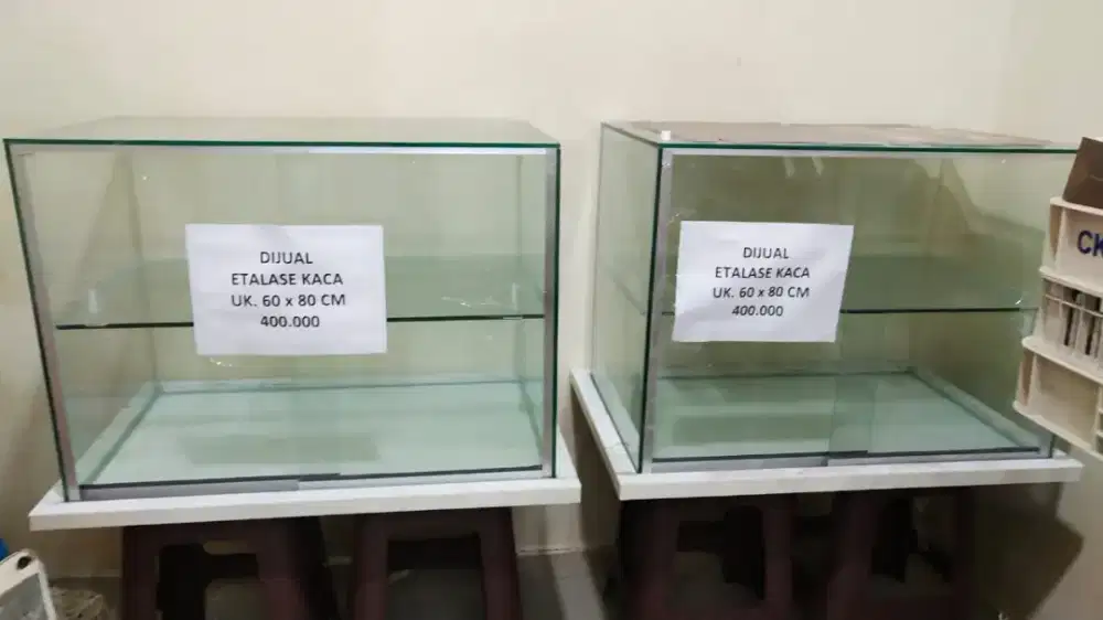 Etalase kaca 2 susun , 2 unit