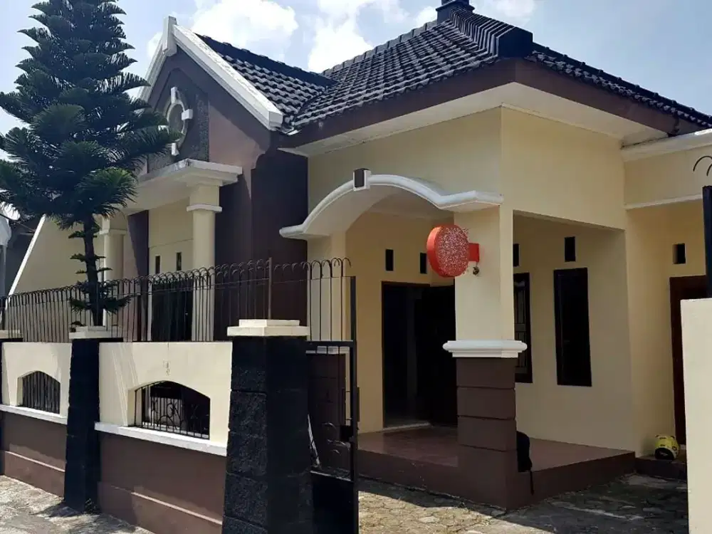 RUMAH DIJUAL DI SOLO BARAT COLOMADU DEKAT DE TJOLOMADOE