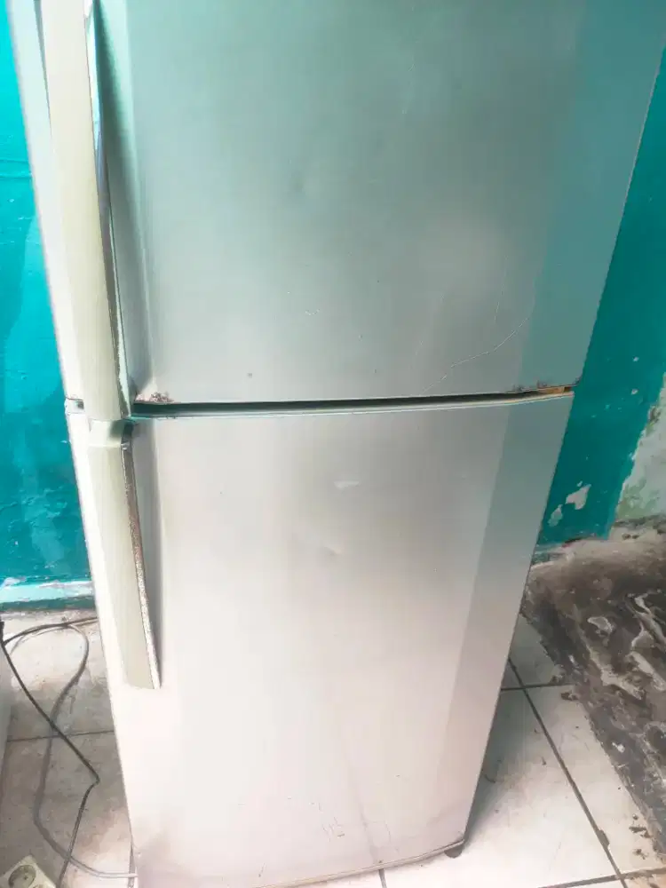 Jual 2 pintu masih original blum servicean merk LG