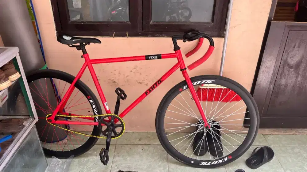Sepeda fiksi warna merah