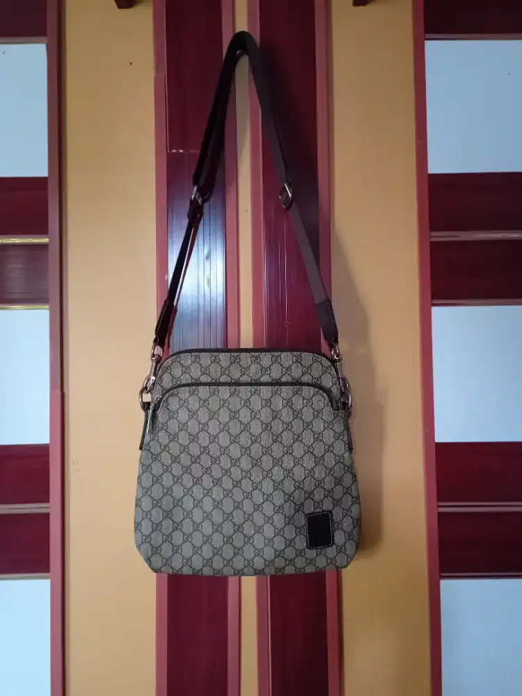 Di jual tas sling pria. Merek gucci