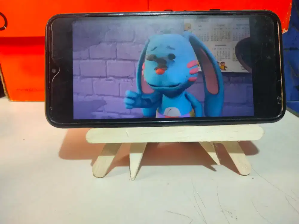 Tempat senderan hp terbuat dari stik es krim bekas