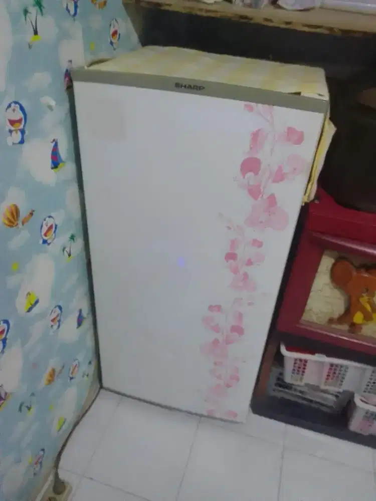 Kulkas masih seperti baru. Masih dingin banget. Freezer cepat membeku