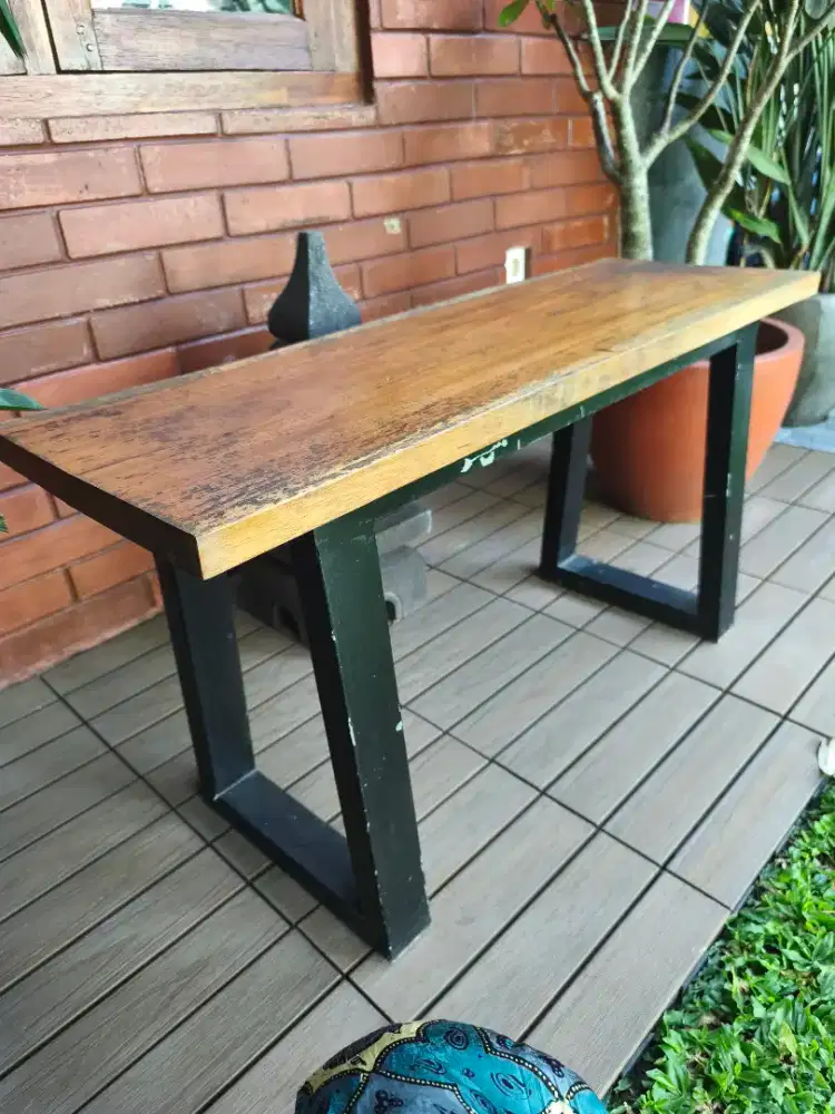 Bangku  taman dari kayu ,   ukuran  : P 90cm, T 45,L 30cm.
