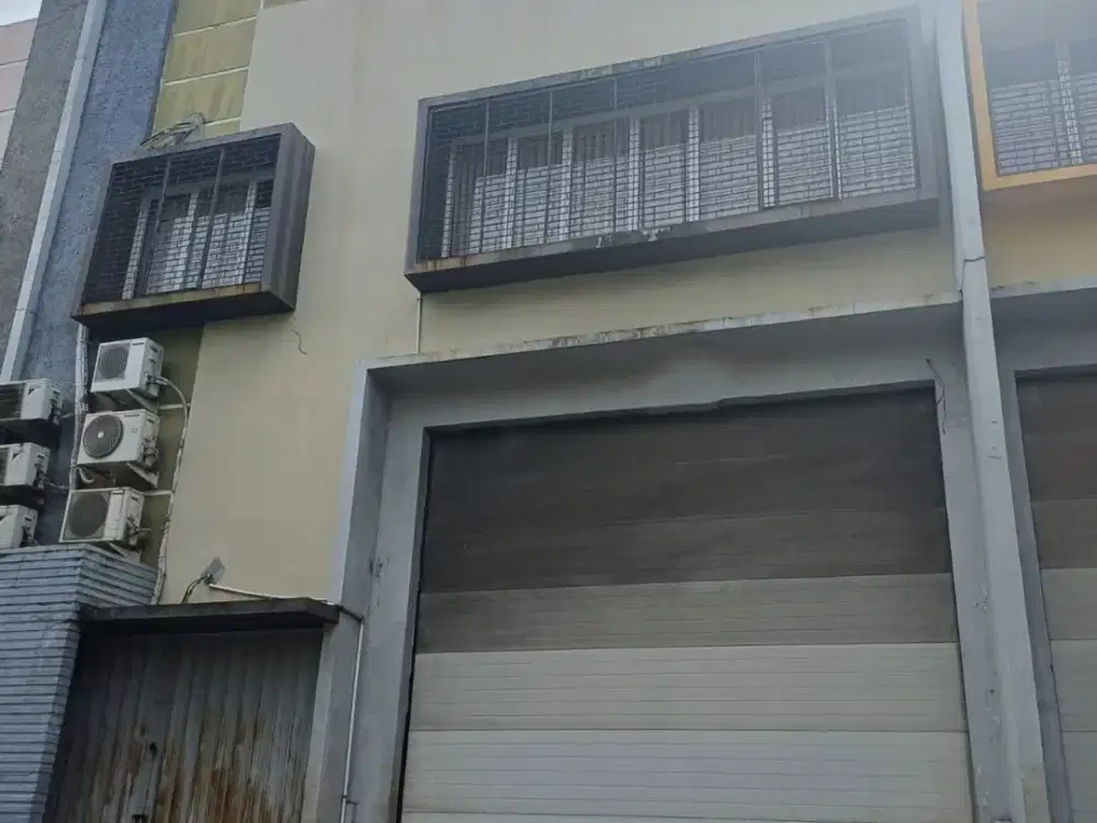 GUDANG DAN KANTOR BAGUS SIAP PAKAI HADAP TENGGARA JUAL TERMURAH DI ERA PRIMA DAAN MOGOT